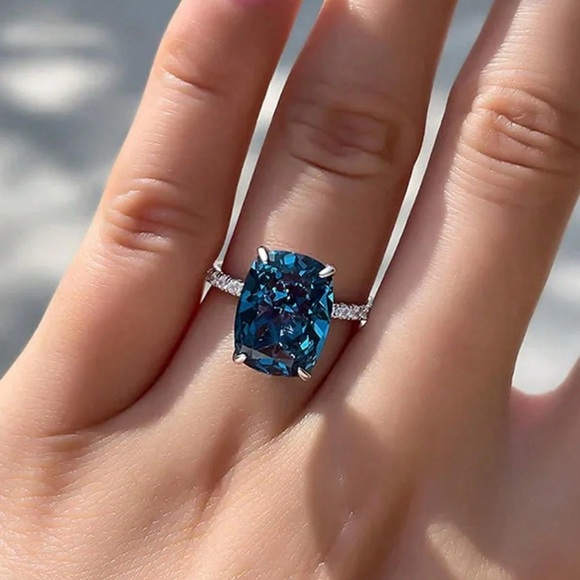 Elegant Blue Gemstone Ring - Picture 4 of 6